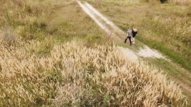 genç bir çift yürüyüş