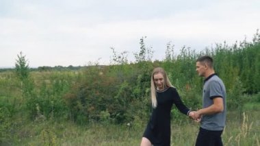 genç bir çift doğa