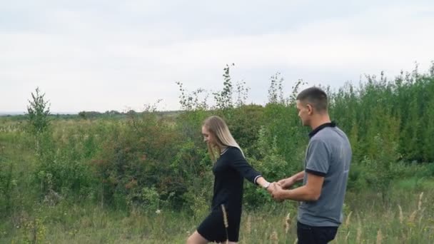 Jovem casal na natureza — Vídeo de Stock