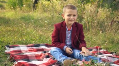 Oğlan telefonda konuşuyor