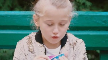 Kız dondurma yiyor.