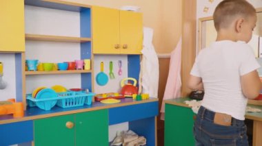 küçük çocuk ne pişiyor oynuyor