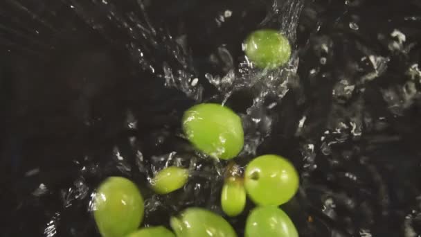 Raisins tombant dans l'eau — Video