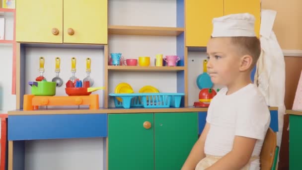 Маленький хлопчик грає що готує — стокове відео