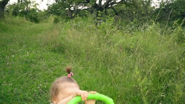 Маленькая девочка в природе — стоковое видео
