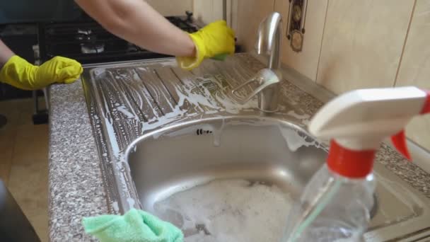 Жінка миє посуд — стокове відео
