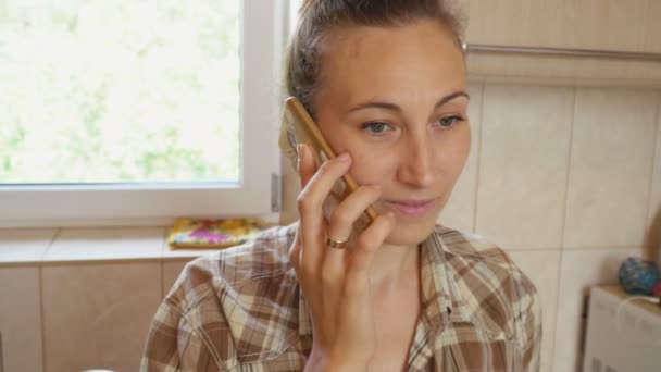 De vrouw is praten over de telefoon — Stockvideo