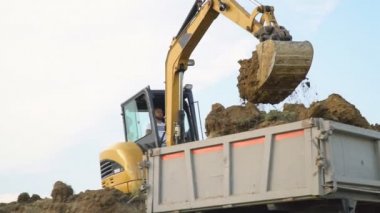 tarak kamyon yükler