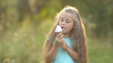 Kız dondurma yiyor.