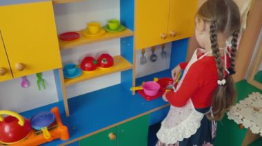 küçük kız yemek yemek oynamaktan