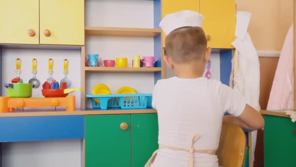 Den lilla pojken spelar vad matlagning — Stockvideo