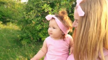 Anne ve kızı aynı elbiseler