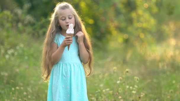 La chica está comiendo helado — Vídeos de Stock