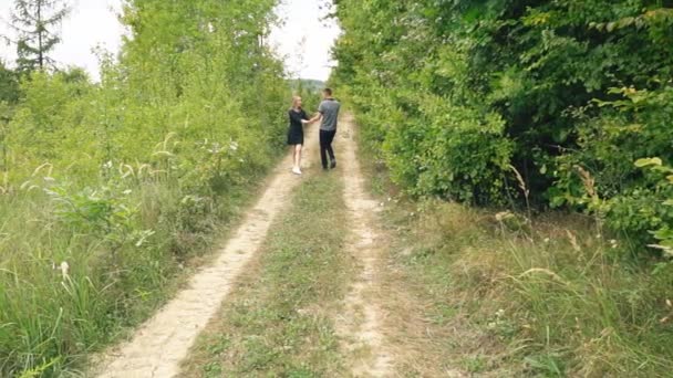 Pareja joven caminando — Vídeos de Stock