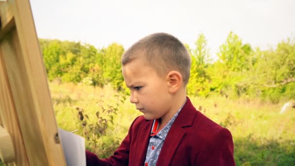 Niño se basa en la naturaleza — Vídeos de Stock