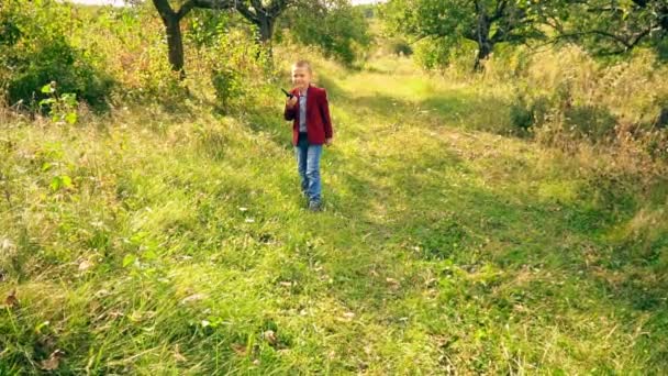 garçon avec un walkie-talk dans la nature 