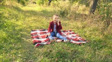 Oğlan telefonda konuşuyor