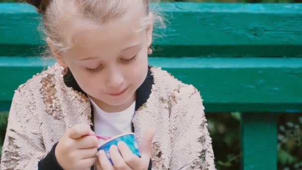 La ragazza sta mangiando il gelato — Video Stock