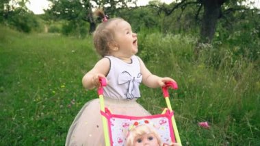 bir bebek arabası ile küçük kız