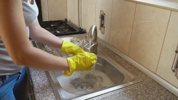 Kvinnan tvättar rätter — Stockvideo