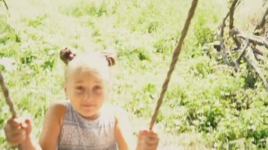 küçük kız bir salıncak sürme