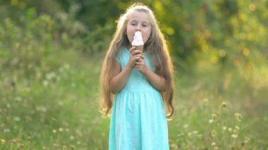 Kız dondurma yiyor.