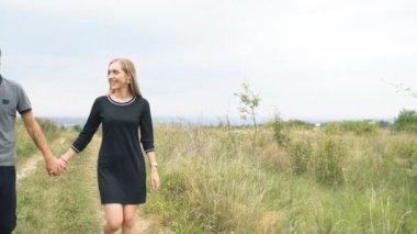 Toprak yolda yürüyen genç bir çift