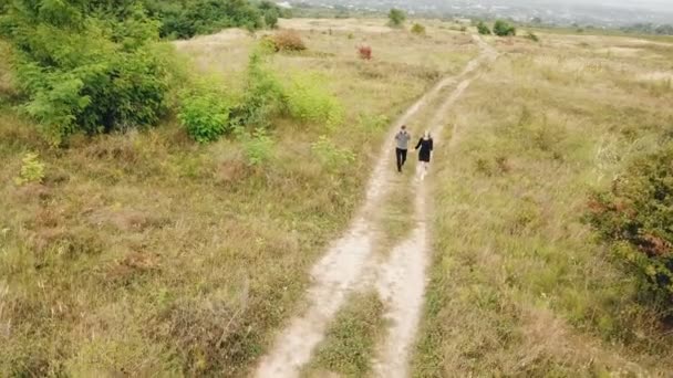 Pareja joven caminando — Vídeo de stock