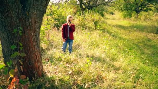 garçon avec un walkie-talk dans la nature 