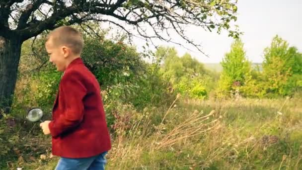 Un garçon avec une loupe 