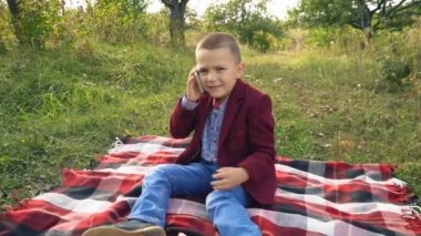 Oğlan telefonda konuşuyor