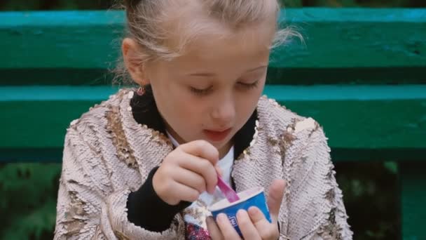 A menina está comendo sorvete — Vídeo de Stock