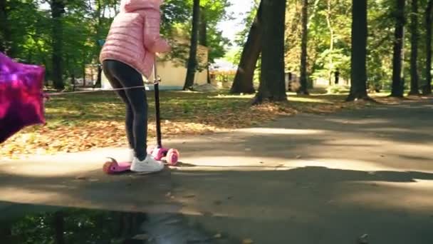 La ragazza sta cavalcando uno scooter — Video Stock