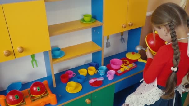 Niña jugando en la cocina de alimentos — Vídeos de Stock