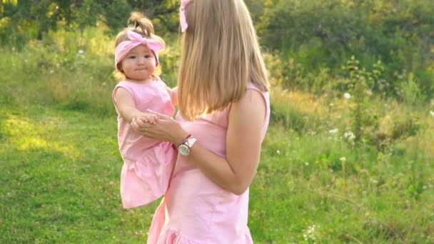 Mãe e filha em vestidos idênticos — Vídeo de Stock