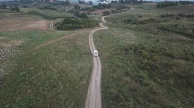 toprak yolda bir araba beyaz renk sürmek