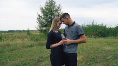 genç bir çift doğa