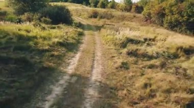 doğada küçük çocuk