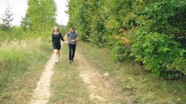 Jovem casal caminhando — Vídeo de Stock