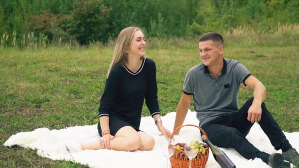 Young couple sitting on lawn — Stock Video