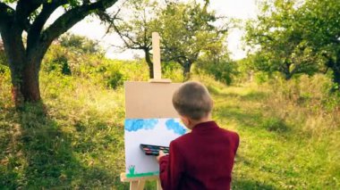 Çocuk doğa üzerinde çizer