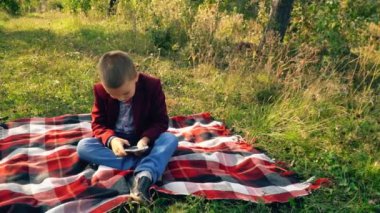 telefon oyunları oynamak çocuk