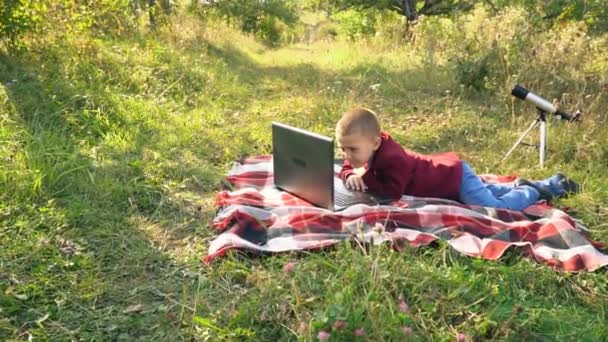 Il ragazzo sta guardando il computer — Video Stock