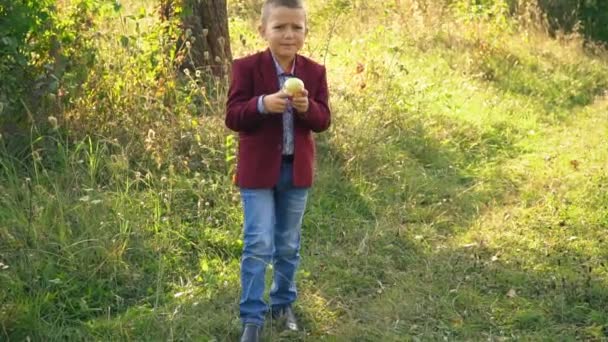 le garçon mange une pomme 