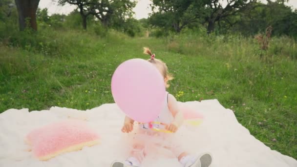女の子は風船で遊んでいる — ストック動画