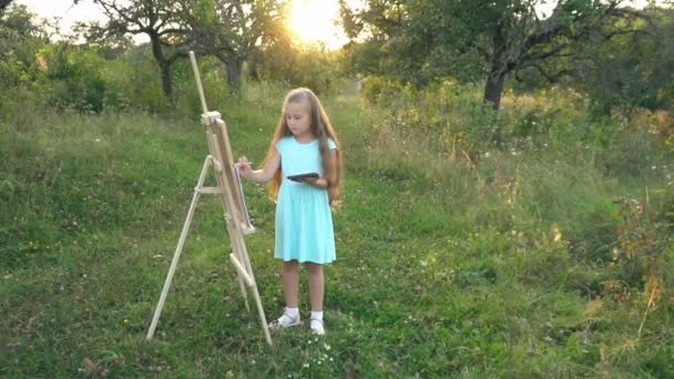 Petite fille puise dans la nature — Video