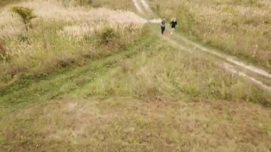 genç bir çift yürüyüş