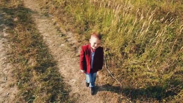 Niño en la naturaleza — Vídeo de stock