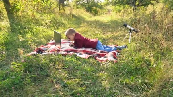 El chico está mirando el ordenador — Vídeos de Stock