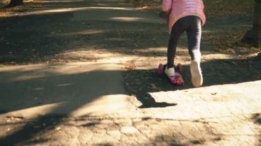 Kız bir scooter sürme